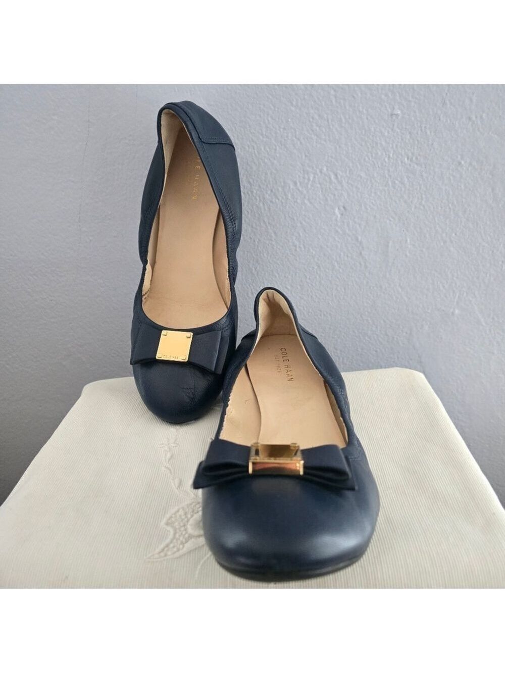 Cole Haan Emory Navy Leather Bow Gold Logo Ballet Flats - Picture 14 of 14